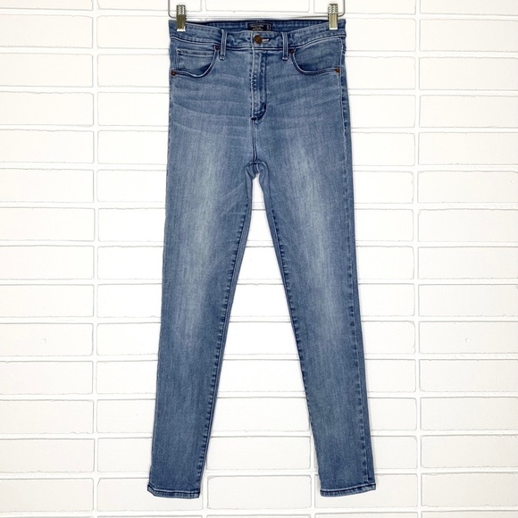 Abercrombie & Fitch | Light-Wash Denim SHORT-Inseam Simone High-Rise Jeans - Picture 2 of 14